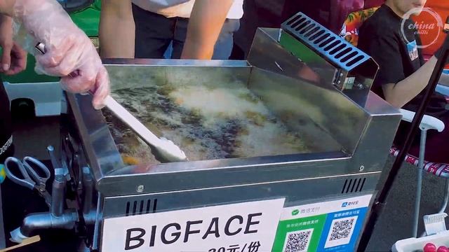 Chinese Street Food -Roadside stall iron pot egg fried noodles fried rice, big face chicken chop смотреть онлайн