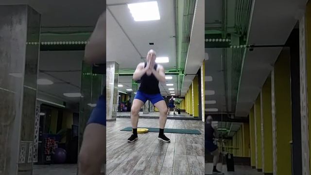 Приседание и удар коленом. Фитнес Аэробика #fitnessmotivation  #sports #muaythai #cardio #motivatio
