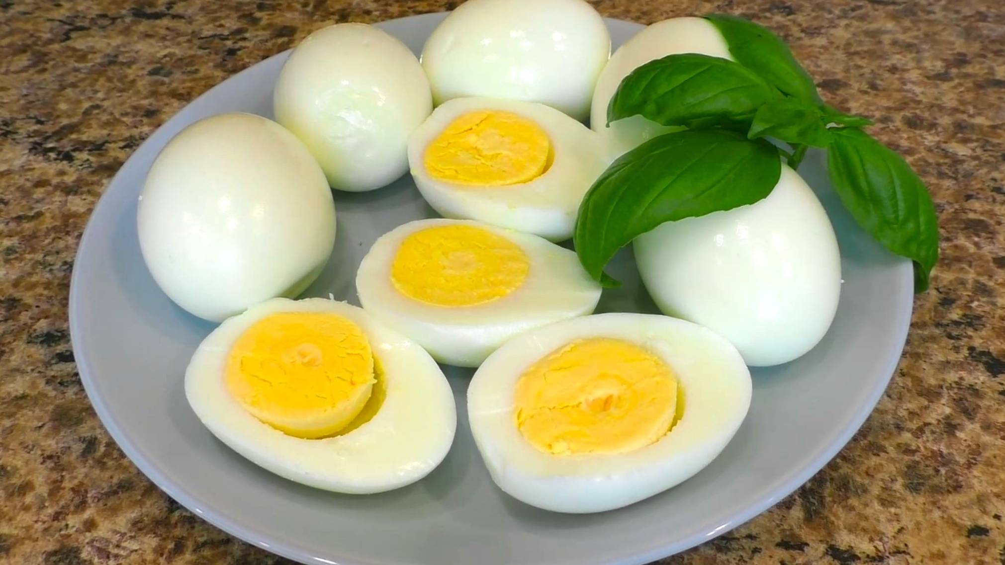 Как сварить Яйца, чтобы скорлупа легко чистилась. Варка яйца вкрутую! смотреть онлайн