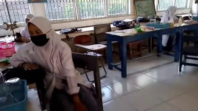 Praktikum Elektrolisis Kelas XII IPA 1 смотреть онлайн