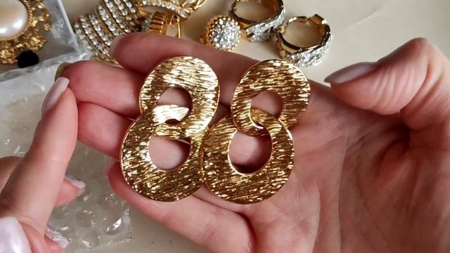 24.2 Лот с украшениями KENNETH JAY LANE с царским комплектом AVON смотреть онлайн