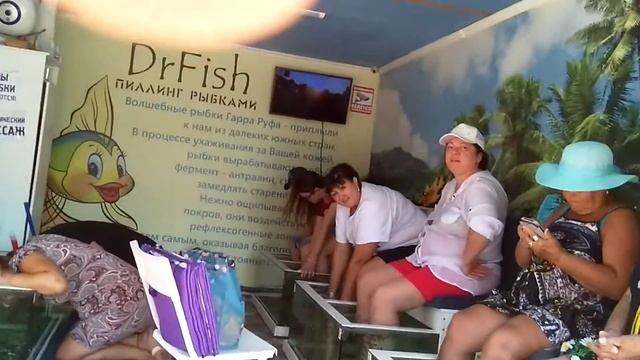 Голову слева ,  ноги справа