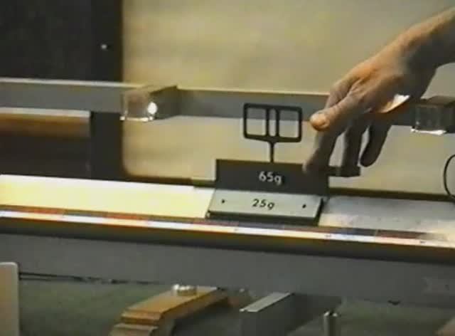 Физика. Опыты. Проверка второго закона Ньютона при столкновениях смотреть онлайн