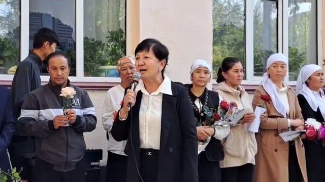 5-октябрь "Мугалимдер майрамы" менен С.Далбаев атындагы гимназия мектебинин окуучулары куттуктады смотреть онлайн