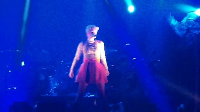 Robyn - Dancing On My Own (Live @ Paris) смотреть онлайн