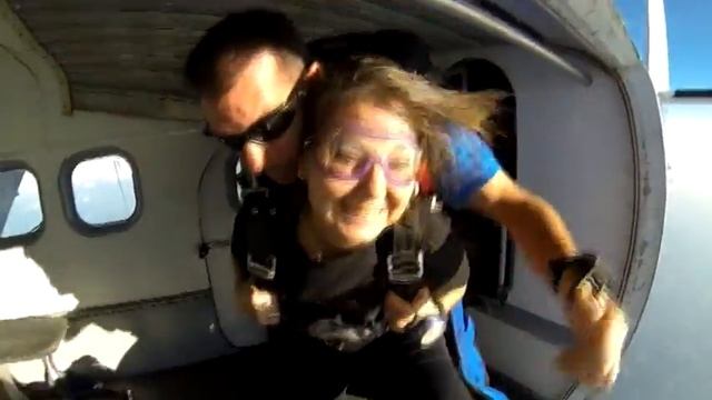 First Tandem Skydive at TSC смотреть онлайн