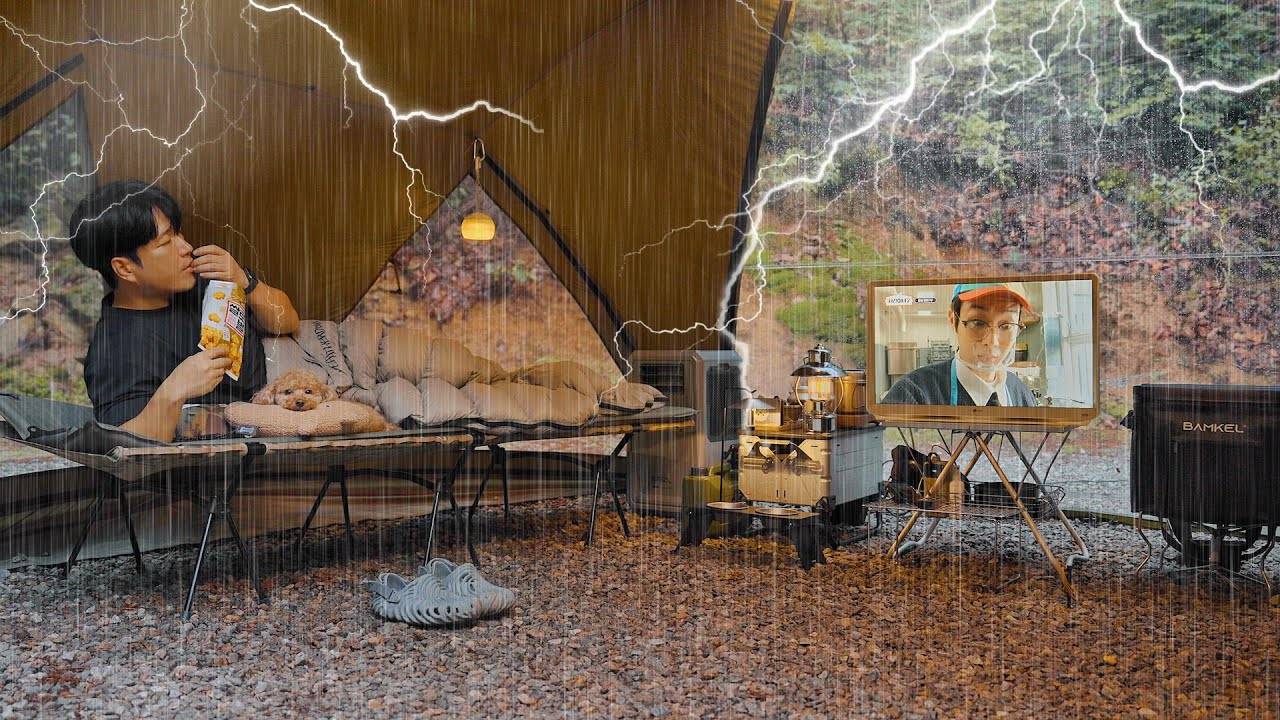 Одиночный кемпинг во время сильного дождя с моей собакой . Гром и молния . Уютный отдых в палатке смотреть онлайн