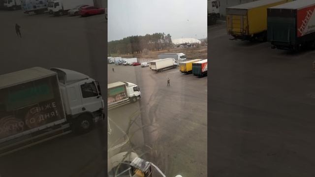 Cотрудник ТЦК стреляет в грузчика на складах в Киевской области. По-моему это первый раз
