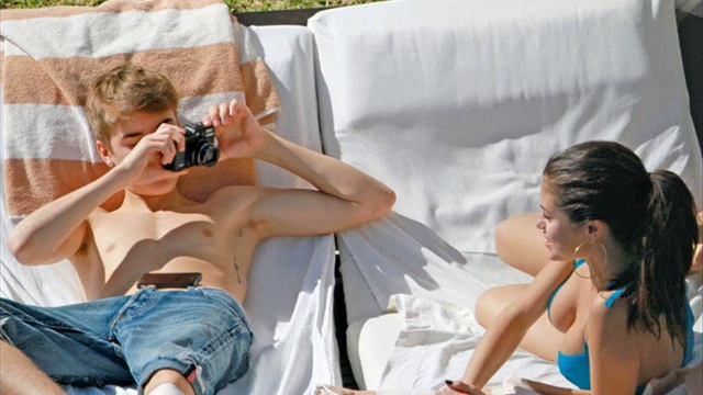 Justin Bieber Checking Out Selena Gomez смотреть онлайн