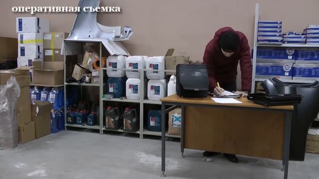 В Калуге полиция обнаружила 3 000 литров поддельной «незамерзайки» оперативная смотреть онлайн