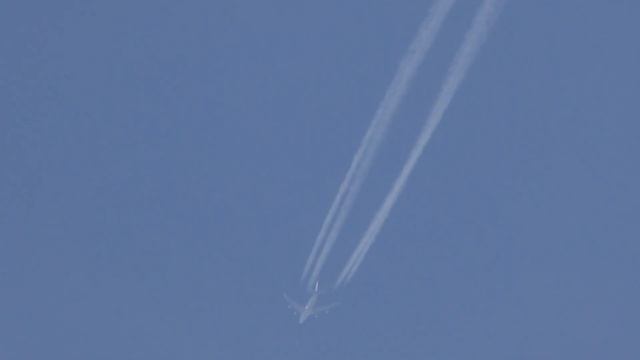 PH CKB KLM Cargo Operated by Martinair Holland Lovely Contrail seen Cambridge UK 8may2020 610p смотреть онлайн