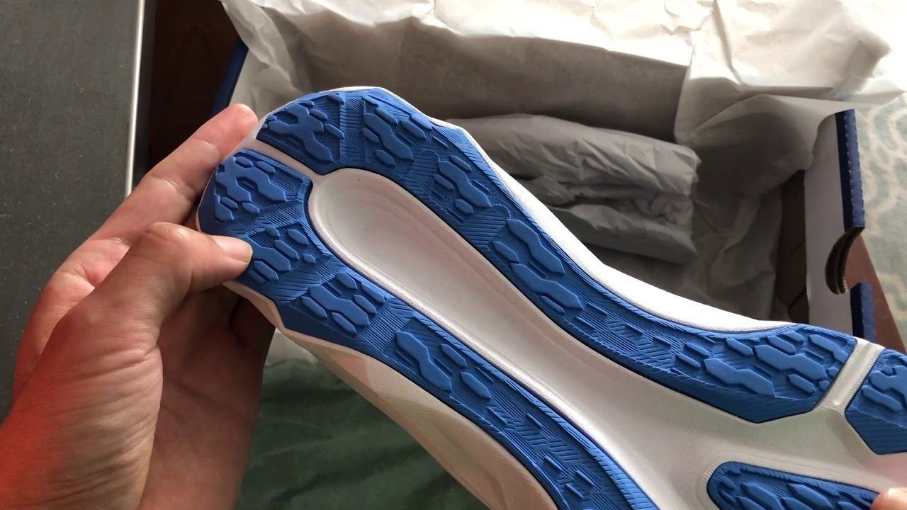Asics Novablast - Unboxing and Detailed Look смотреть онлайн