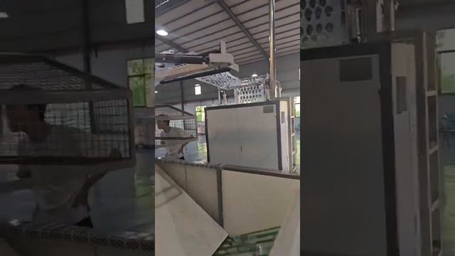 Disposable plastic cup in production(thermoforming machine) смотреть онлайн