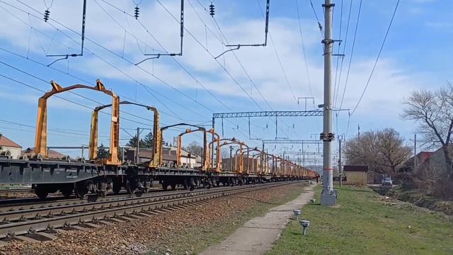 ВЛ80с-2339 с хозяйственным поездом следует на перегоне Мин-Воды-Суворовская и прив.бригада. смотреть онлайн