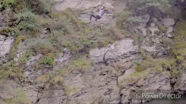 Прыжки со скалы на тарзанке в воду смотреть онлайн