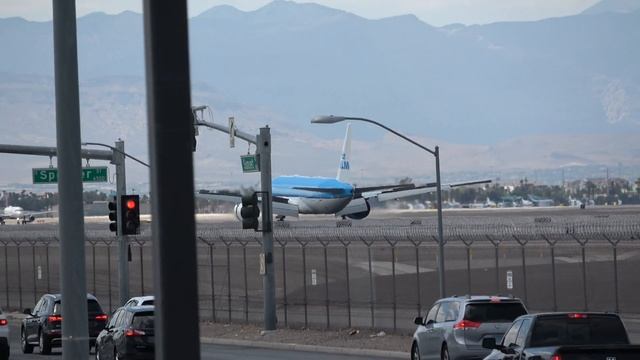 KLM Boeing 777-206(ER)(PH-BQG) arriving at Las Vegas! смотреть онлайн