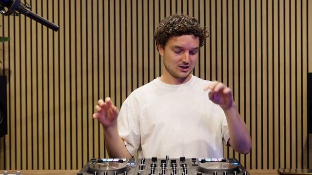 Testing Traktor Pro 4’s Stem Separation смотреть онлайн