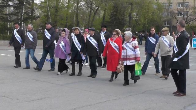1 мая 2016 в Абакане. Герои труда в колонне абаканцев. смотреть онлайн