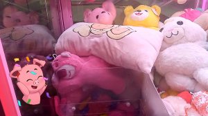 Выиграли большие игрушки в автомате Хватайка.