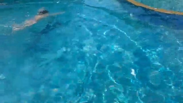 Тоська нарезает круги в бассейне. смотреть онлайн