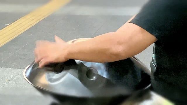岩国駅前のストリートミュージシャン Handpan by Masayuki kuroko　2020年10月4日(日) JR岩国駅西口駅前のカフェ884さんの前で撮影したハンドパンの路上演奏 смотреть онлайн