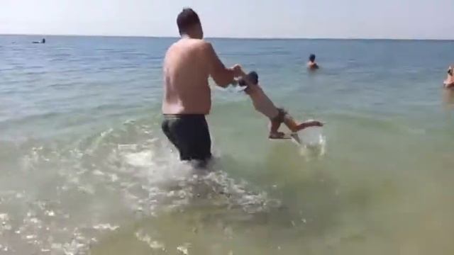В море можно не только поплавать, но и попрыгать и полетать! смотреть онлайн