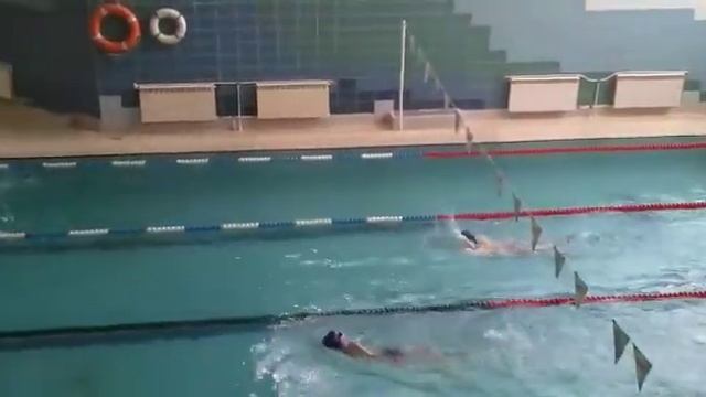 2019.04.27 Максим плывет по четвертой дорожке. Кроль 50 метров. Ваня болеет за Максима. смотреть онлайн