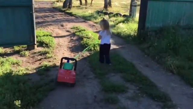 Марфа у дедушки в дернвне. Играет с братом в войнушку. смотреть онлайн