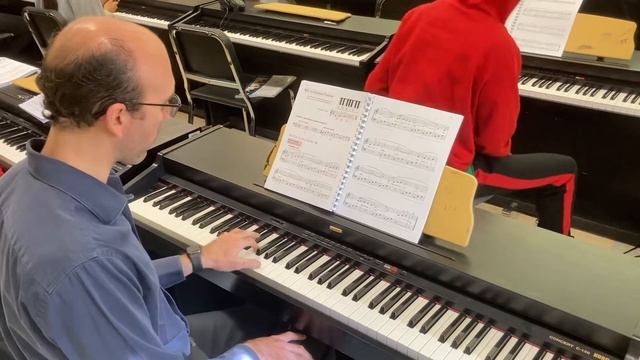 How to play On Top of Old Smoky on pp. 110-111 of Alfred’s Adult All-in-One Piano Method смотреть онлайн