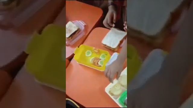 school time sandwich bana😋😋😋🤩😍😘 rahe hai bacche смотреть онлайн