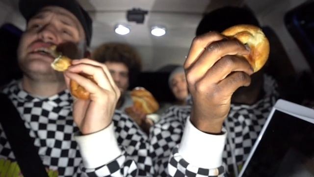 Cooking A Christmas Dinner In A Speeding Car смотреть онлайн