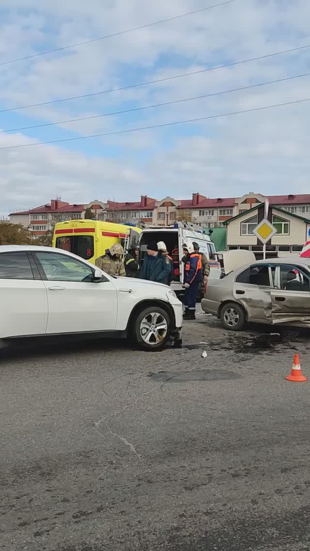 ДТП в Ейске на Красной возле Меотиды. Ейск новости 24. Канал Тутси - диеты и путешествия. смотреть онлайн