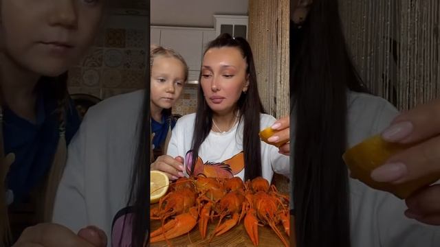 Едим раков и роллы #мукбанг смотреть онлайн