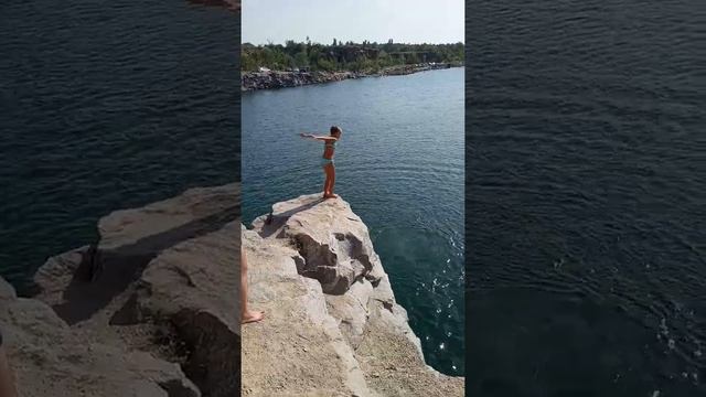 Крутой прыжок в воду. Маленькая девочка. смотреть онлайн