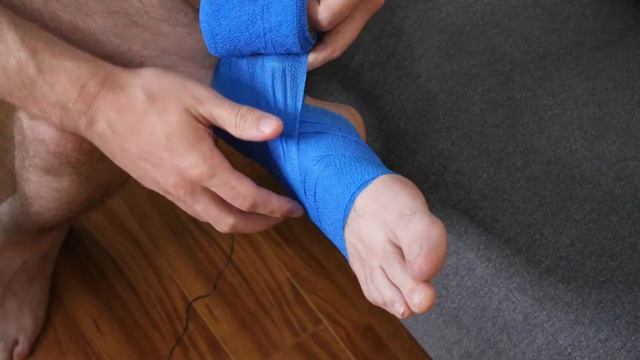 How to Wrap a Sprained Ankle - post inversion sprain смотреть онлайн