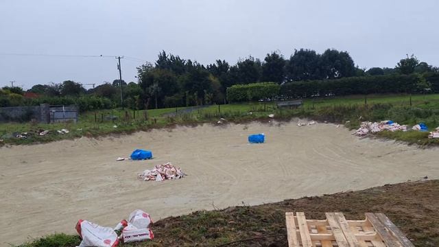 spreading bentonite clay to seal pond. смотреть онлайн