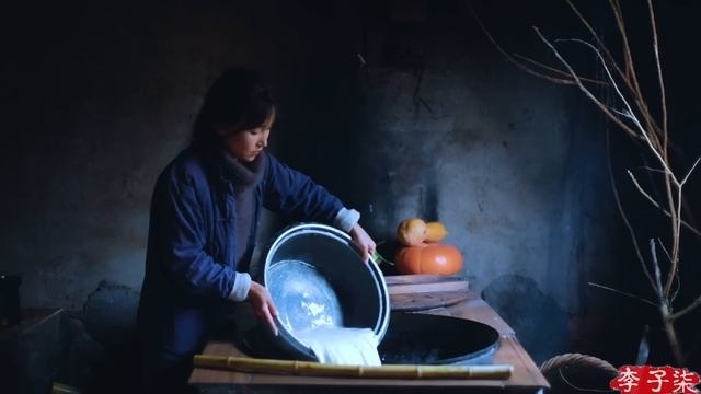 Gooey Sweet Potatoes&hand-made Noodles, In Hot And Sour Soup 烤红薯&酸辣粉 | Liziqi Channel