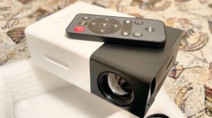 Портативный мини-проектор YG300