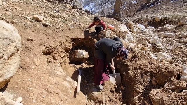A lone nomadic woman seeks to build a shelter for her children смотреть онлайн