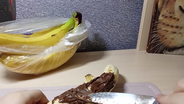 делаем роллы из бананов и нутеллы .mp4 смотреть онлайн