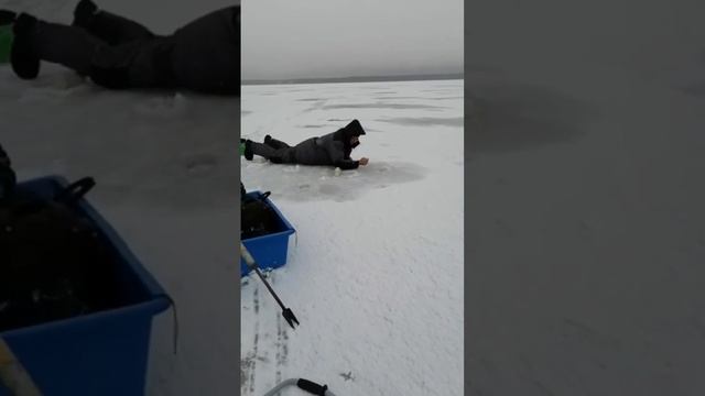 Зимняя рыбалка (лежачая🤣) #Лëд трещит под ногами смотреть онлайн