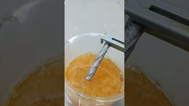 Dissolving iron in hydrochloric acid. #acid #hydrochloricacid #chemistry смотреть онлайн