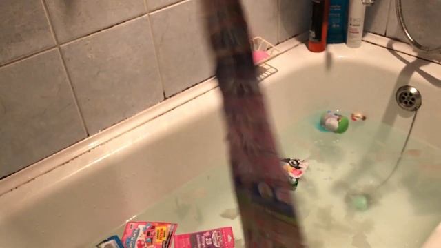 Ища сюрпризы в воде!!!!!😊😊😊😊😊 смотреть онлайн