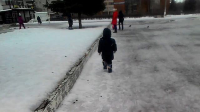 Дима и Макс прыгают бегают по лужам))) - Dima and Max jump run through puddles))) смотреть онлайн