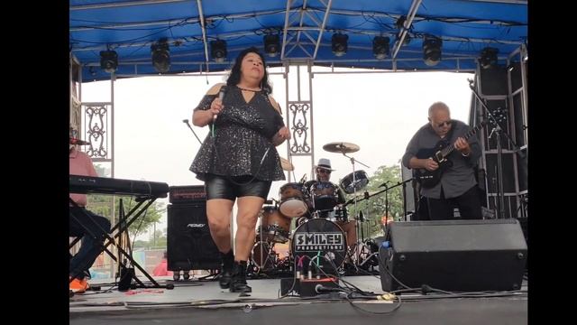 Selena Cómo La Flor Cover Fiesta Market Square 4-28-24 смотреть онлайн