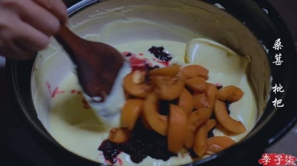 Cool and sweet berry ice cream凉冰冰甜丝丝的浆果蛋奶冰激淋，是夏天的味道！Ice cream made from sweet berries|Liziqi Channel