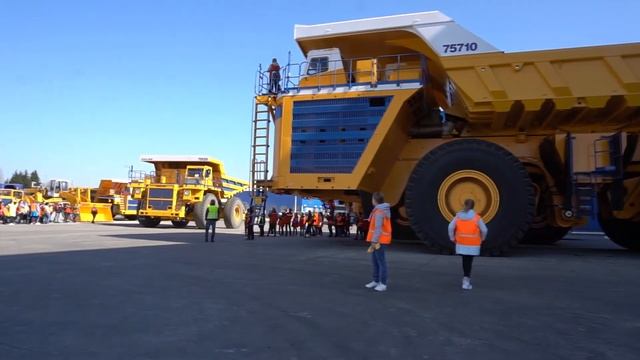 The biggest truck in the world - BELAZ. Travel to plant смотреть онлайн
