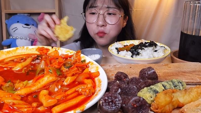 짬뽕떡볶이🔥 할머니가래떡볶이 신메뉴!! 불향 가득 매콤한 떡볶이 먹방 Mukbang смотреть онлайн