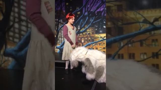 Olivia sings tomorrow in Annie смотреть онлайн