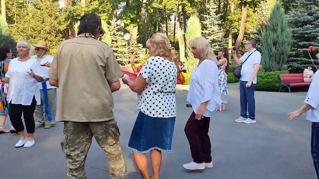 ТАМ ДІВЧИНА БРАЛА ВОДУ! ТАНЦЫ ХАРЬКОВ УКРАИНА АВГУСТ 2023 смотреть онлайн